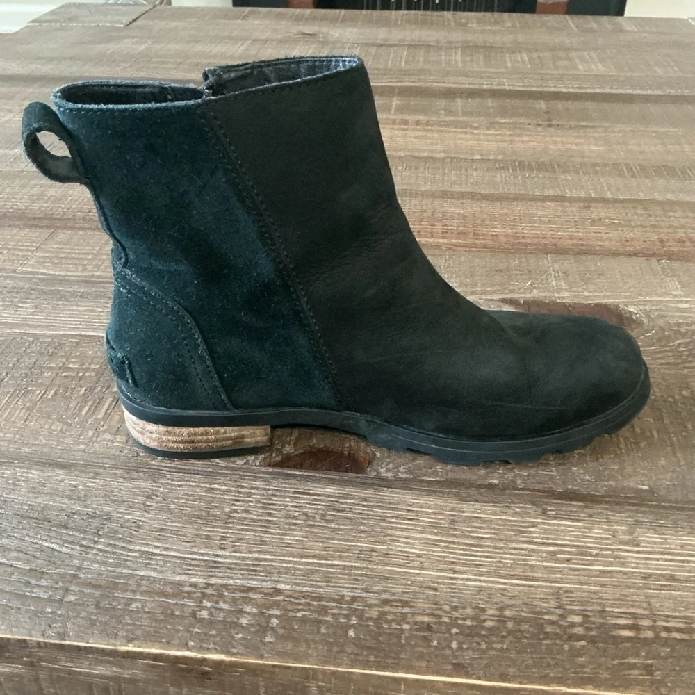 Sorel Emelie Zip booties in black leather and suede